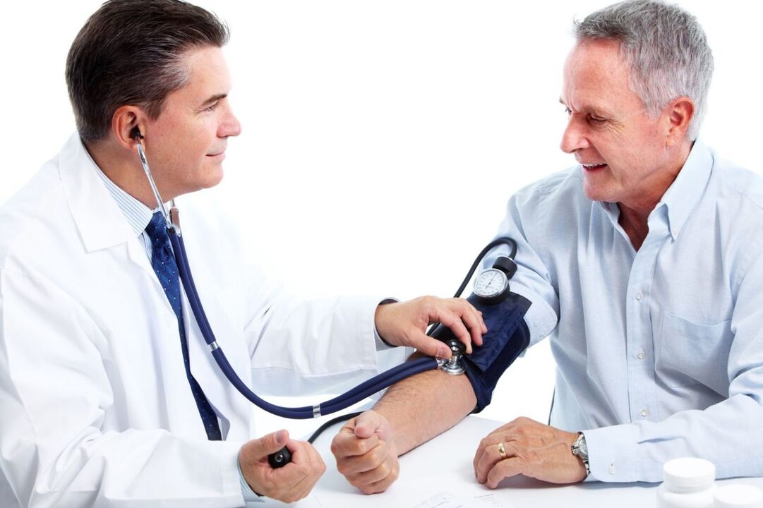 Le médecin mesure la pression du patient avec une pression artérielle élevée